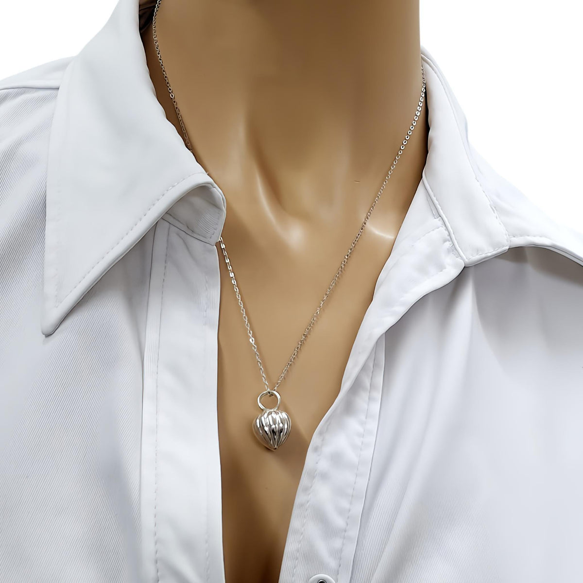 Acorn Pendulum Necklace, close up of the silver acorn pendant detail